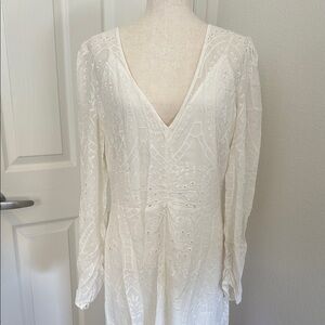 Elegant White Longsleeve Dress